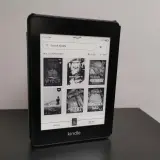 Kindle z okładkami polskich książek, idealny do czytania na Legimi.