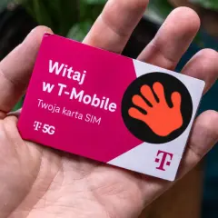 Dłoń trzyma kartę SIM T-Mobile. Oferta T-Mobile na kartę za 25 zł to świetny start.