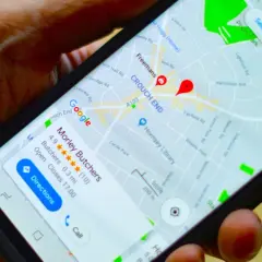 Na ekranie telefonu widoczna jest mapa Google z zaznaczoną pinezką Google w dzielnicy Crouch End. Wyświetla się też wizytówka "Morley Butchers".