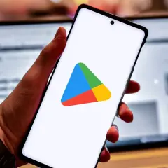 Smartfon z logo Sklepu Play. Dowiedz się, jak zainstalować Sklep Play i pobrać ulubione aplikacje.
