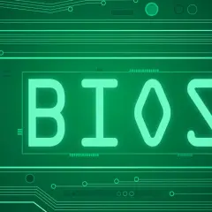Zielony obwód drukowany z napisem BIOS. Dowiedz się, jak zaktualizować BIOS, aby Twój komputer działał sprawniej.