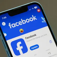 Ekran telefonu z aplikacją Facebook. Dowiedz się, jak usunąć relacje z FB, aby uporządkować swoje konto.