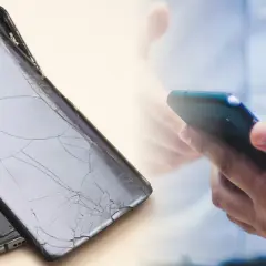 Rozbite plecy telefonu obok dłoni trzymającej sprawny smartfon. Ubezpieczenie telefonu to spokój ducha.