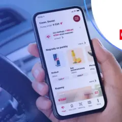 Dłoń trzyma smartfon z aplikacją ORLEN Pay, pokazującą punkty VITAY i nagrody.