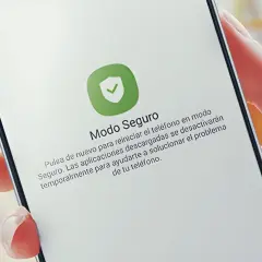 Telefon w trybie awaryjnym. Ekran informuje o restarcie urządzenia i tymczasowym wyłączeniu pobranych aplikacji, by rozwiązać problem.