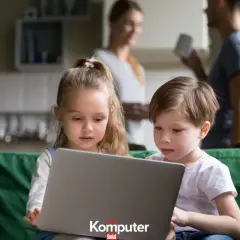 Dzieci korzystają z laptopa, rodzice czuwają. Kontrola rodzicielska na komputerze zapewnia bezpieczeństwo.