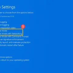 Ekran ustawień startowych Windows 11. Wybierz opcję 4, aby włączyć tryb awaryjny.