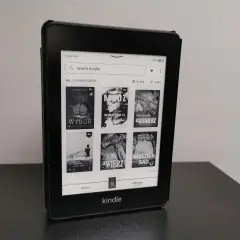 Kindle z okładkami polskich książek, idealny do czytania na Legimi.