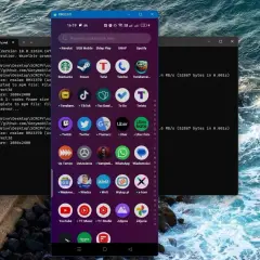 Nagrywanie ekranu Android na komputerze. Widoczny interfejs telefonu z aplikacjami i okno konsoli z informacjami o procesie.