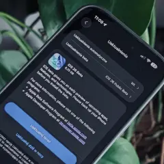 Na ekranie iPhone'a widać informację o pobieraniu aktualizacji iOS 26 Beta.