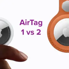 Dwa AirTagi, jeden trzymany w dłoni, drugi w pomarańczowym etui. Pokazują, jak działa AirTag.