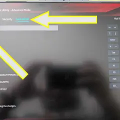 Ekran BIOS z opcją "Save Changes and Exit" podświetloną. Wskazówki dotyczące klawiszy skrótów pomagają w nawigacji.