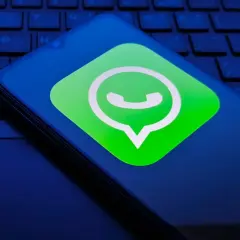 Telefon z logo WhatsApp na klawiaturze. Czyżby awaria WhatsApp uniemożliwiła wysyłanie wiadomości?