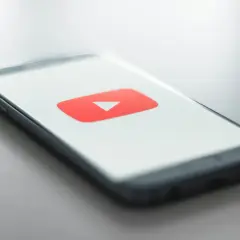 Smartfon z logo YouTube. Dowiedz się, jak ustawić dzwonek na telefon z YouTube, by zawsze mieć ulubioną muzykę pod ręką.