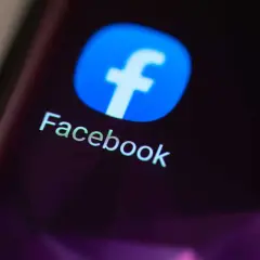Ikona Facebooka na ekranie smartfona. Zastanawiasz się, od ilu lat jest Facebook?