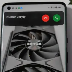 Telefon pokazuje ekran blokady z informacją "Numer ukryty". Dowiedz się, jak zablokować numer prywatny, aby uniknąć niechcianych połączeń.