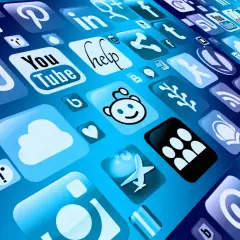 Wiele ikon aplikacji, w tym YouTube i Reddit, na niebieskim tle. Dowiedz się, jak odinstalować aplikacje, aby uporządkować swój telefon.