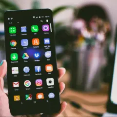 Szukasz schowka w telefonie Samsung? Na ekranie widać ikony aplikacji, w tym "Pliki", które mogą pomóc w organizacji.
