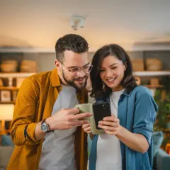 Para ogląda filmik na telefonie, korzystając z danych komórkowych.