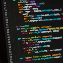 Fragment kodu Pythona z pętlą `if fp in self.fingerprints:`. Widać numerację linii i kolorowy kod.