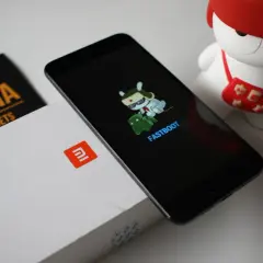 Telefon Xiaomi w trybie **fastboot co to**? Widoczny ekran z logo Androida i postacią Mi Bunny. Obok pudełko i figurka Mi Bunny.
