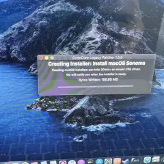 Tworzenie instalatora macOS Sonoma za pomocą OpenCore Legacy Patcher. Postęp 156.85 MB.