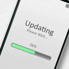 Ekran telefonu pokazuje postęp aktualizacji do 56%. Czekamy na zakończenie procesu.