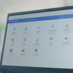 Panel administracyjny Google na laptopie z systemem **Chrome OS**. Widoczne opcje: Użytkownicy, Grupy, Raporty, Wsparcie.