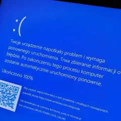 Niebieski ekran błędu Windows 10 z komunikatem o problemie i ponownym uruchomieniu. Może to być związane z aktualizacja sterowników windows 10.