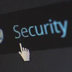 Kursor myszy nad napisem "Security", symbolizuje potrzebę zarządzania ustawieniami, np. jak wyłączyć Windows Defender.