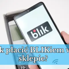 Dłoń trzyma smartfon z logo Blik nad terminalem płatniczym. Dowiedz się, jak płacić Blikiem w sklepie.