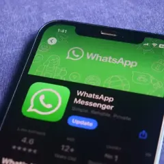 Ekran telefonu z aplikacją WhatsApp. Widoczny przycisk "Update", sugerujący, że whatsapp nie działa poprawnie i wymaga aktualizacji.