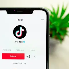 Ekran telefonu z aplikacją TikTok. Dowiedz się, jak usunąć film z TikToka, przeglądając opcje na swoim profilu.