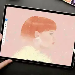 Tworzenie portretu kobiety z rudymi włosami w programie Adobe Fresco. Delikatne pociągnięcia pędzlem tworzą efekt akwareli.