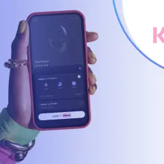 Dłoń trzyma telefon z aplikacją Klarna, pokazującą opcje płatności za słuchawki w ratach lub za 30 dni. Klarna co to? To wygodny sposób na zakupy.