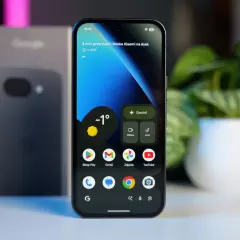 Nowy telefon Google Pixel z ekranem głównym, widoczne ikony aplikacji i widget pogody. Dowiedz się, jak przyspieszyć telefon, by działał płynnie.