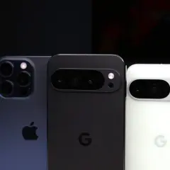 Trzy telefony z dobrym aparatem: iPhone, czarny i biały Pixel.