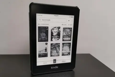 Kindle z okładkami polskich książek, idealny do czytania na Legimi.