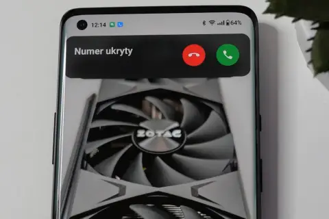 Telefon pokazuje ekran blokady z informacją "Numer ukryty". Dowiedz się, jak zablokować numer prywatny, aby uniknąć niechcianych połączeń.