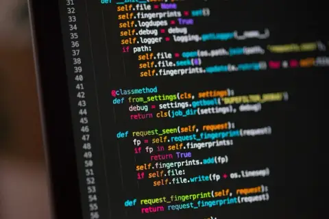Fragment kodu Pythona z pętlą `if fp in self.fingerprints:`. Widać numerację linii i kolorowy kod.