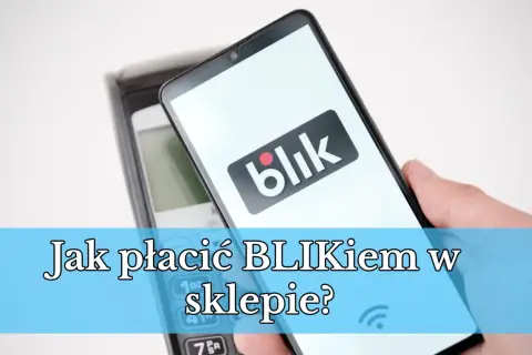 Dłoń trzyma smartfon z logo Blik nad terminalem płatniczym. Dowiedz się, jak płacić Blikiem w sklepie.