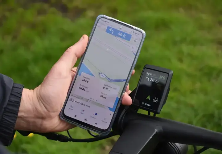 Smartfon z mapą i nawigacją rowerową Bosch. To najlepsza darmowa aplikacja na rower, która pokazuje trasę, dystans i czas dojazdu.
