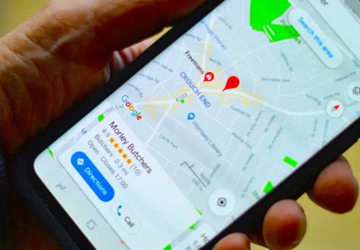 Na ekranie telefonu widoczna jest mapa Google z zaznaczoną pinezką Google w dzielnicy Crouch End. Wyświetla się też wizytówka "Morley Butchers".