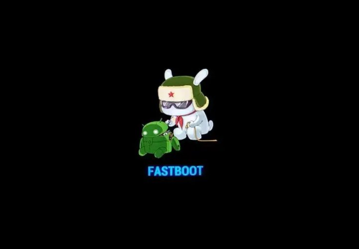Biały królik w wojskowej czapce i goglach, trzymający smycz zielonego robota Androida. Napis FASTBOOT.