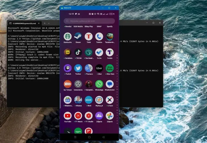 Nagrywanie ekranu Android na komputerze. Widoczny interfejs telefonu z aplikacjami i okno konsoli z informacjami o procesie.