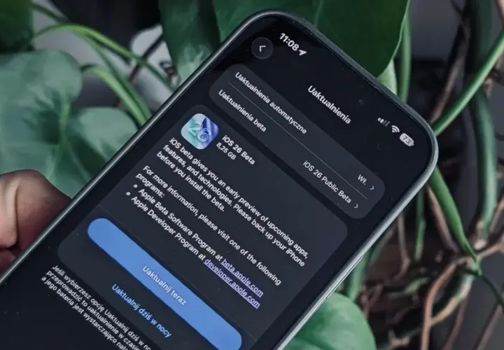 Na ekranie iPhone'a widać informację o pobieraniu aktualizacji iOS 26 Beta.