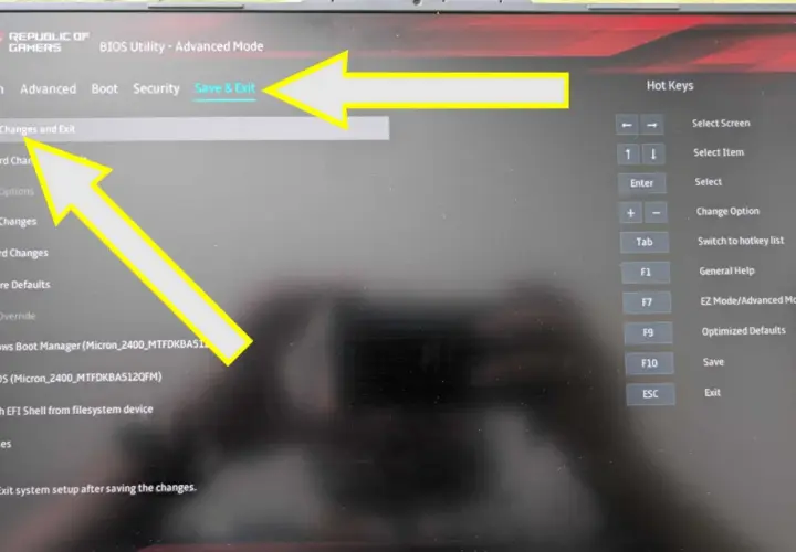 Ekran BIOS z opcją "Save Changes and Exit" podświetloną. Wskazówki dotyczące klawiszy skrótów pomagają w nawigacji.