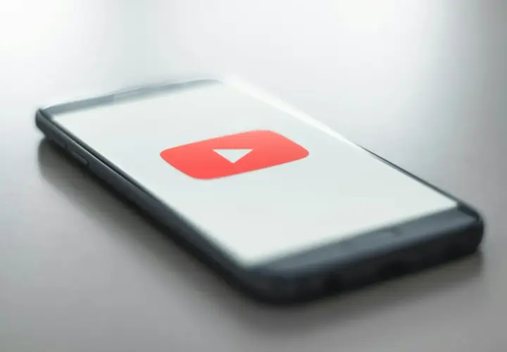 Smartfon z logo YouTube. Dowiedz się, jak ustawić dzwonek na telefon z YouTube, by zawsze mieć ulubioną muzykę pod ręką.