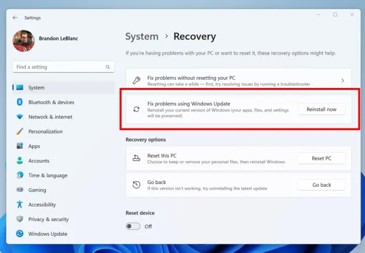 Opcja "Napraw problemy przy użyciu Windows Update" umożliwia przywracanie systemu Windows 11 bez utraty danych.