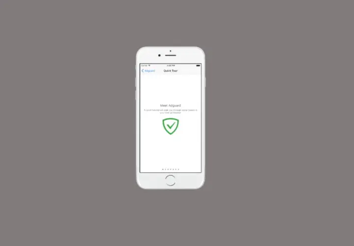 Na ekranie telefonu widać powitalny ekran aplikacji Adguard, która jest skutecznym adblockiem na telefon.